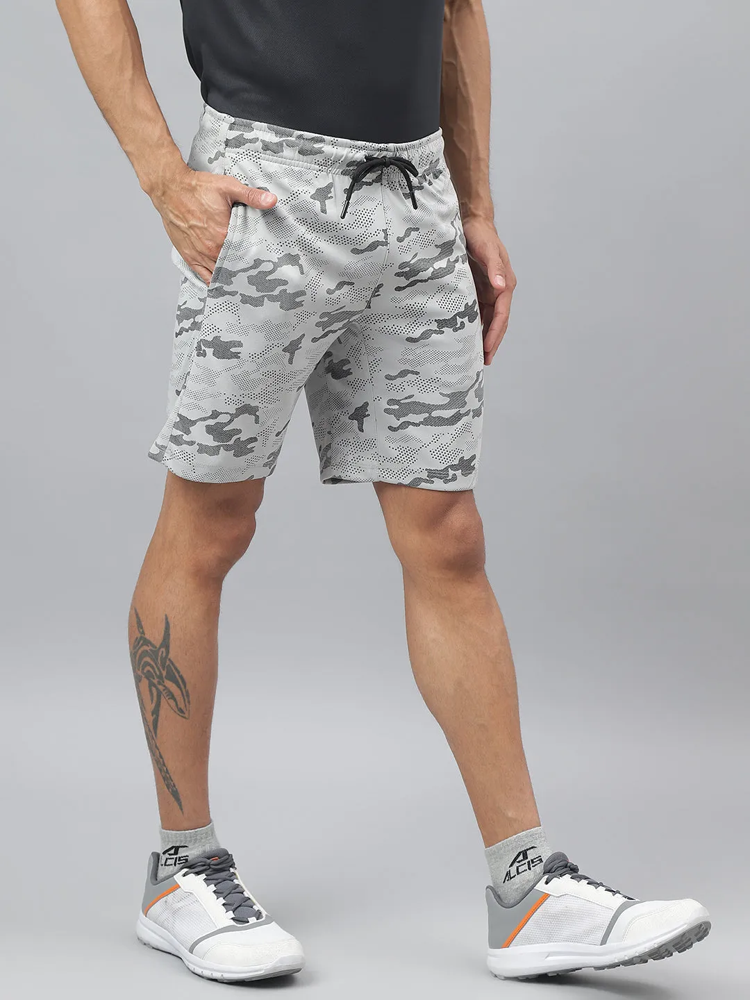 Alcis Men Light Grey Anti-Static Graphic Print Slim-Fit Training Shorts