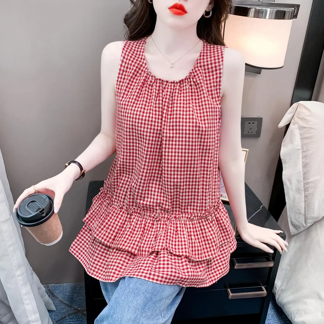 Chic Relaxed-Fit T-Shirt Featuring a Flattering Ruffle Hem