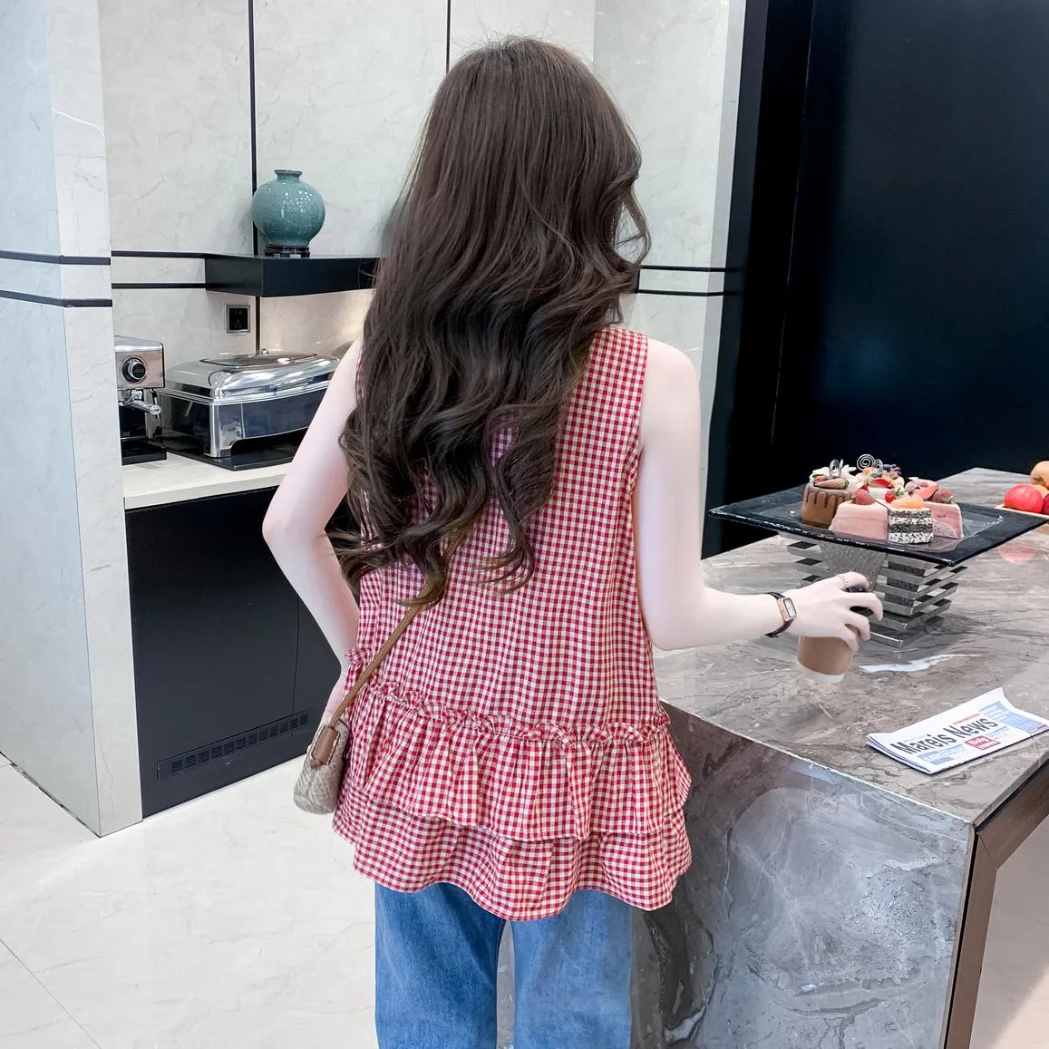 Chic Relaxed-Fit T-Shirt Featuring a Flattering Ruffle Hem