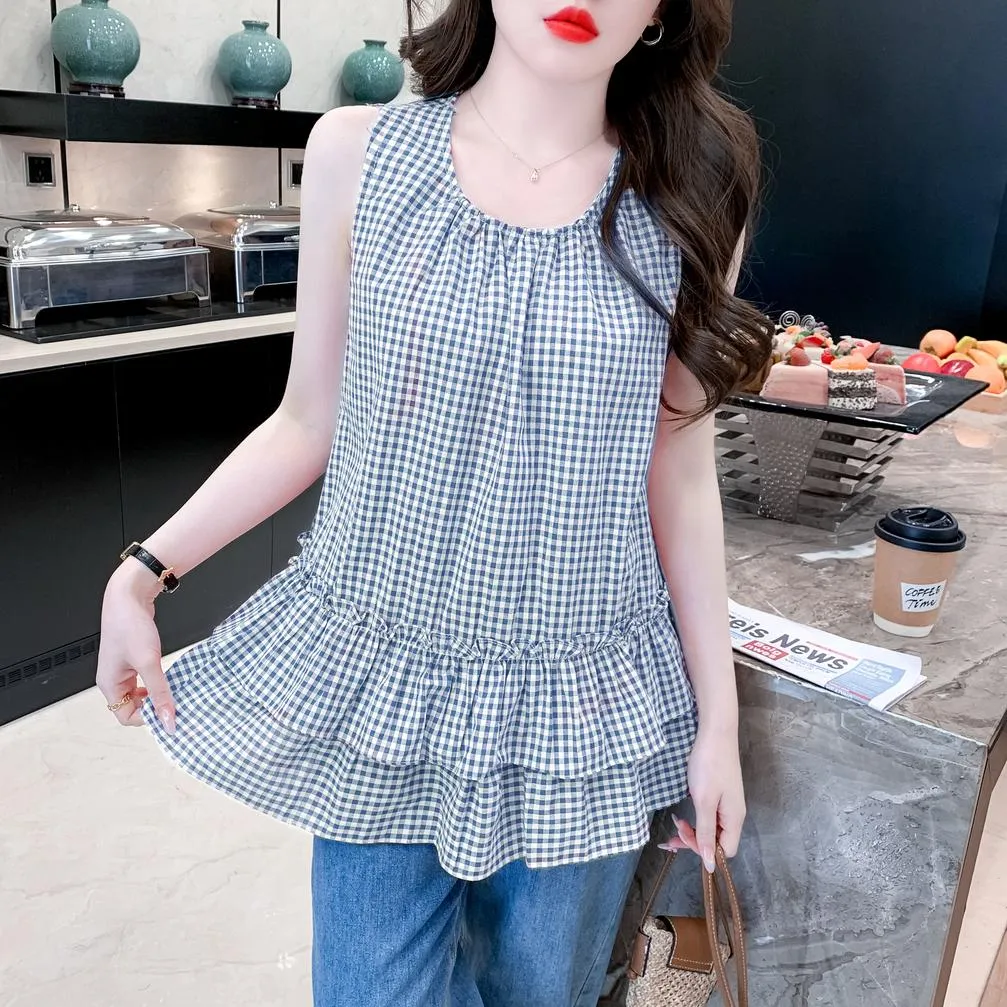 Chic Relaxed-Fit T-Shirt Featuring a Flattering Ruffle Hem