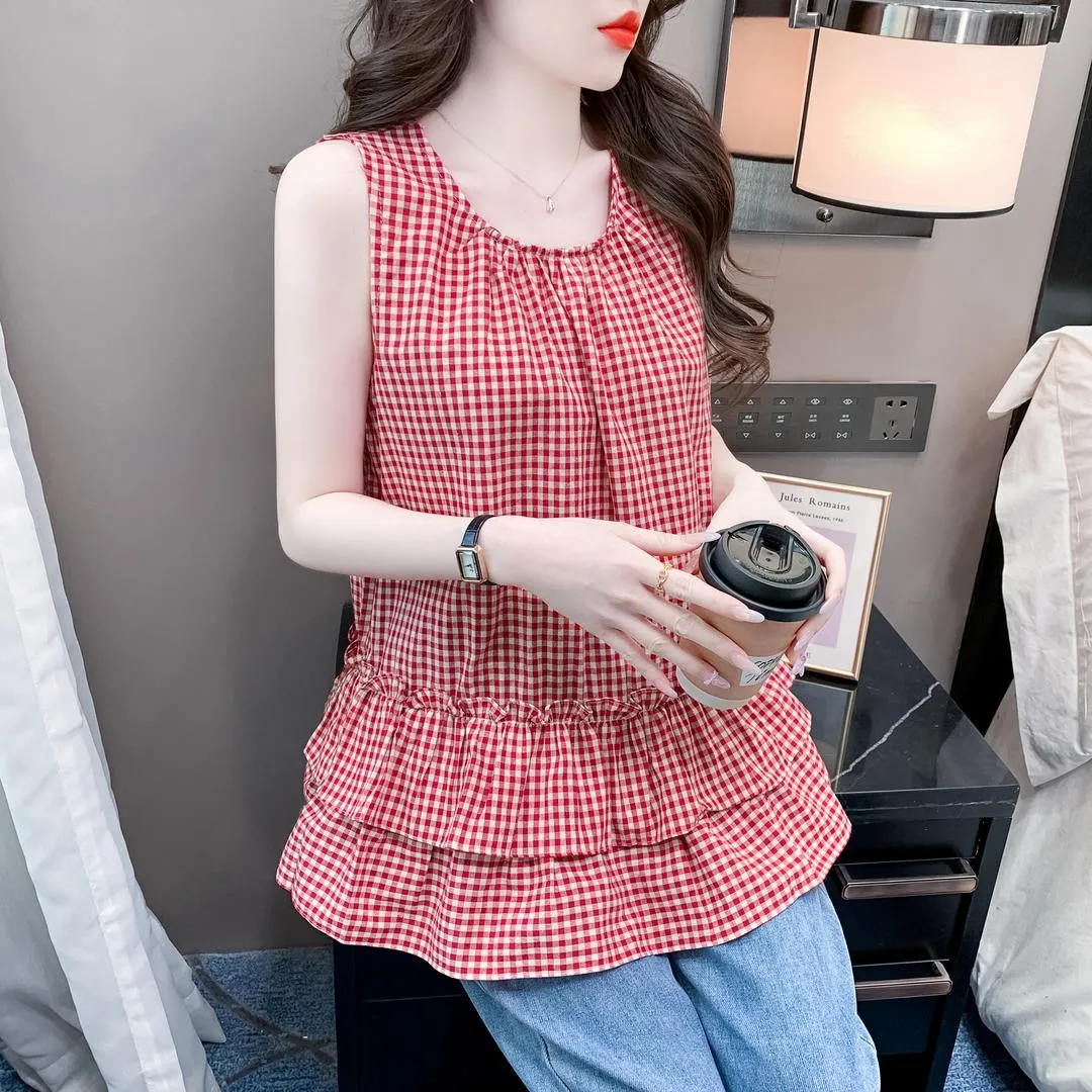 Chic Relaxed-Fit T-Shirt Featuring a Flattering Ruffle Hem