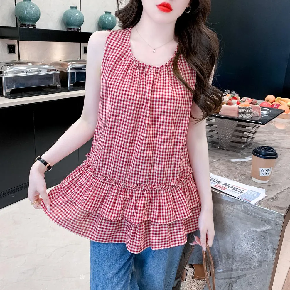 Chic Relaxed-Fit T-Shirt Featuring a Flattering Ruffle Hem