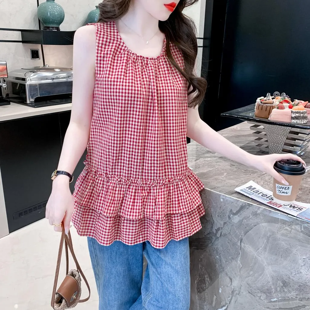 Chic Relaxed-Fit T-Shirt Featuring a Flattering Ruffle Hem