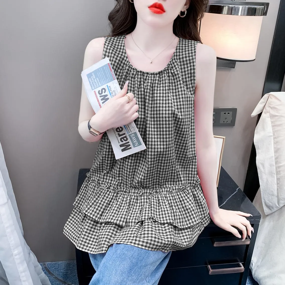 Chic Relaxed-Fit T-Shirt Featuring a Flattering Ruffle Hem
