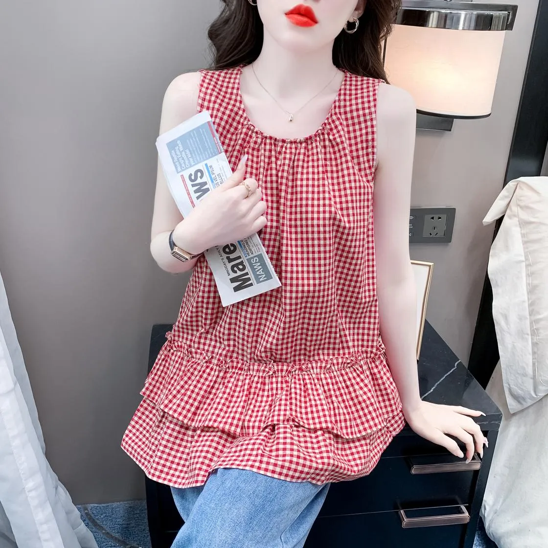 Chic Relaxed-Fit T-Shirt Featuring a Flattering Ruffle Hem