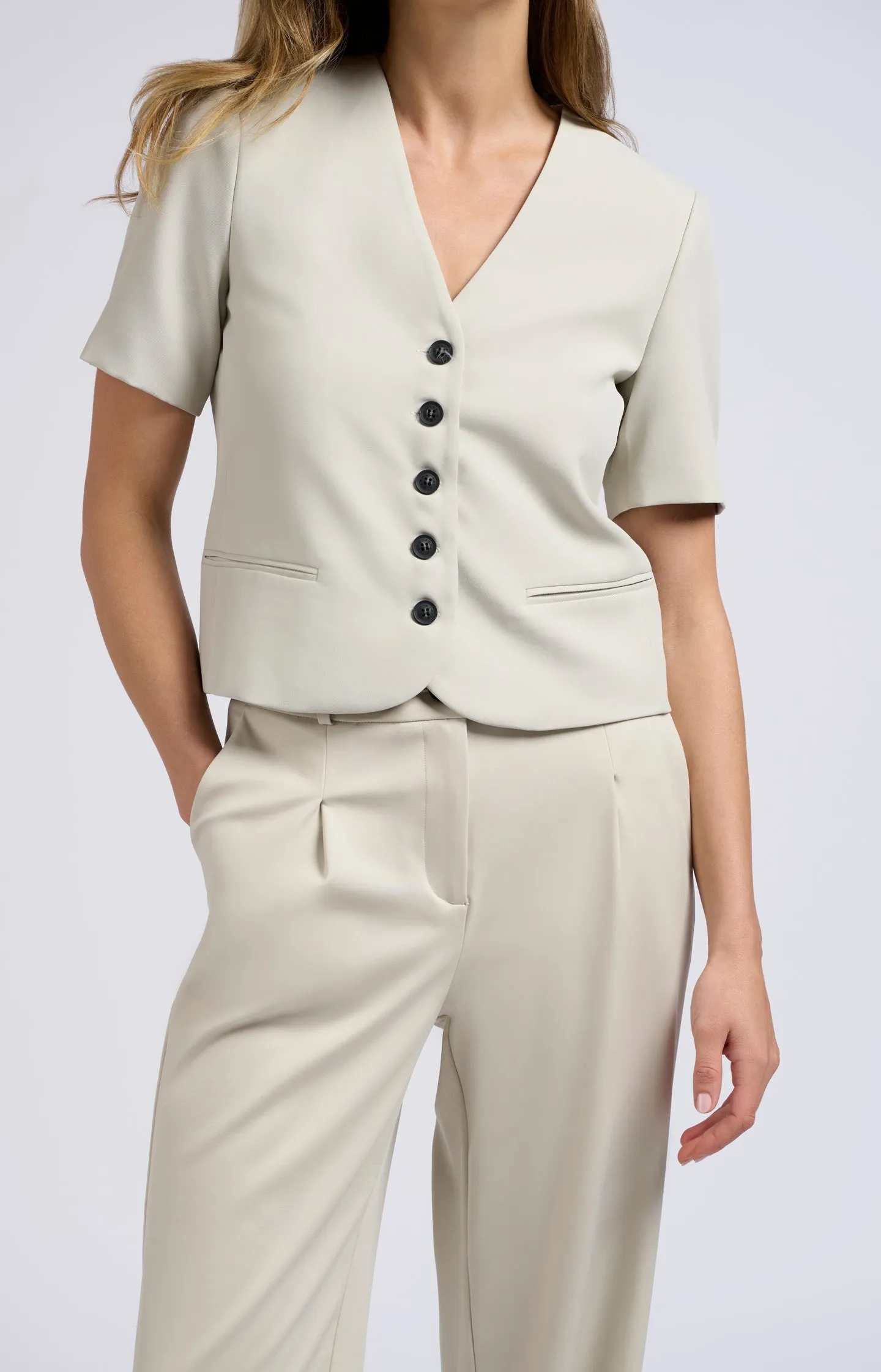 Cropped blazer with short sleeves and buttons