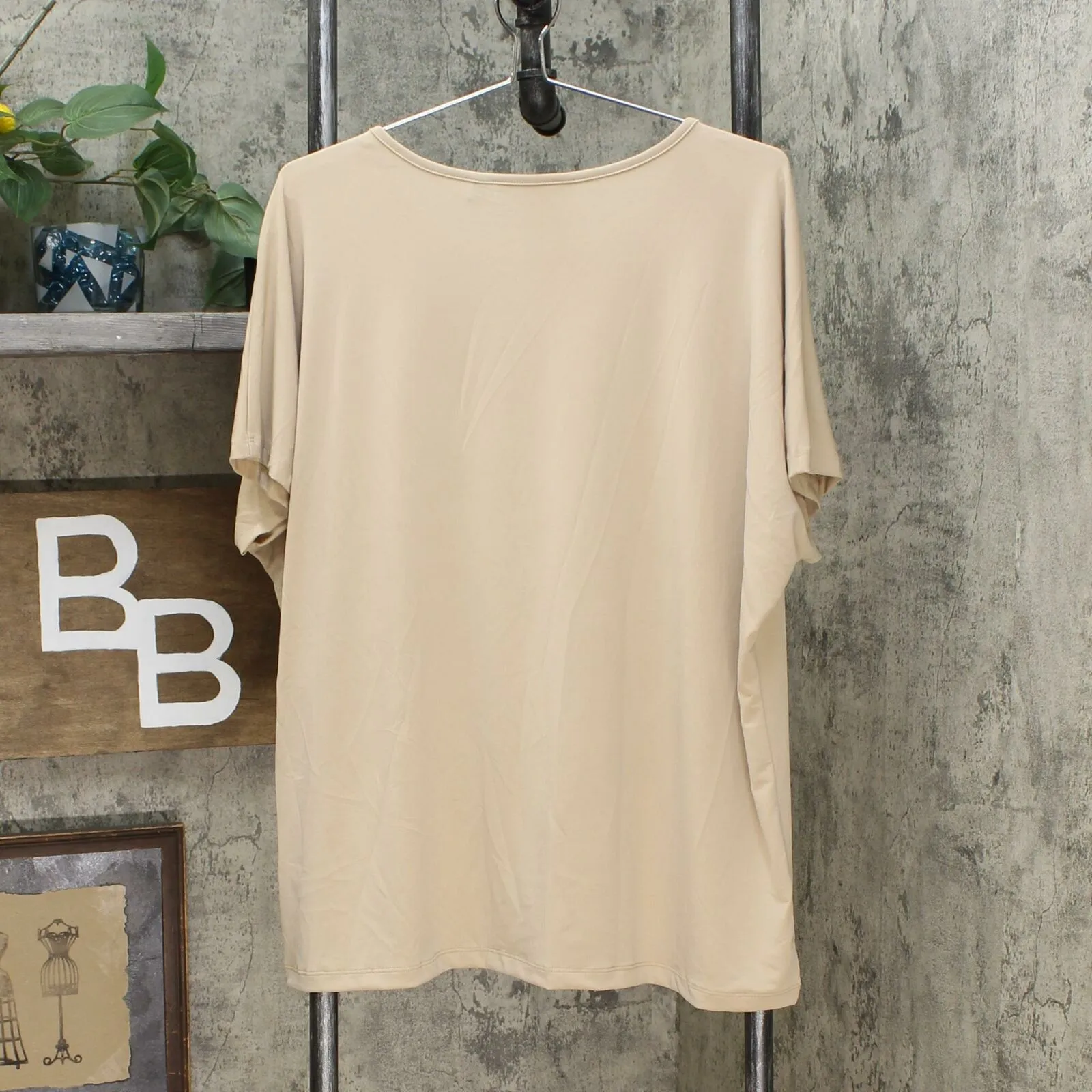 IMAN Women's City Chic Short Sleeve T-Shirt With Necklace