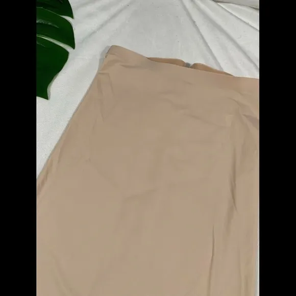 NEW Spanx Thinstincts High Waist Mid-Thigh Shorts Nude [SZ Medium‎ ]