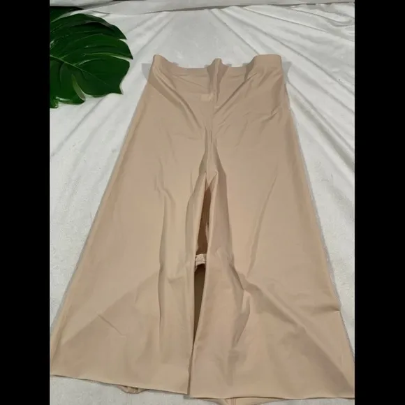 NEW Spanx Thinstincts High Waist Mid-Thigh Shorts Nude [SZ Medium‎ ]