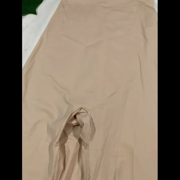 NEW Spanx Thinstincts High Waist Mid-Thigh Shorts Nude [SZ Medium‎ ]