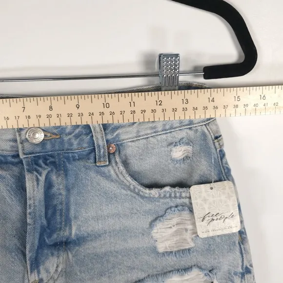 NWT FREE PEOPLE Maggie Distressed Cutoff Jean Shorts Light Stone Size 25