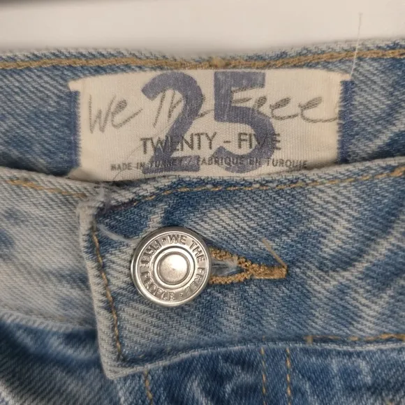 NWT FREE PEOPLE Maggie Distressed Cutoff Jean Shorts Light Stone Size 25