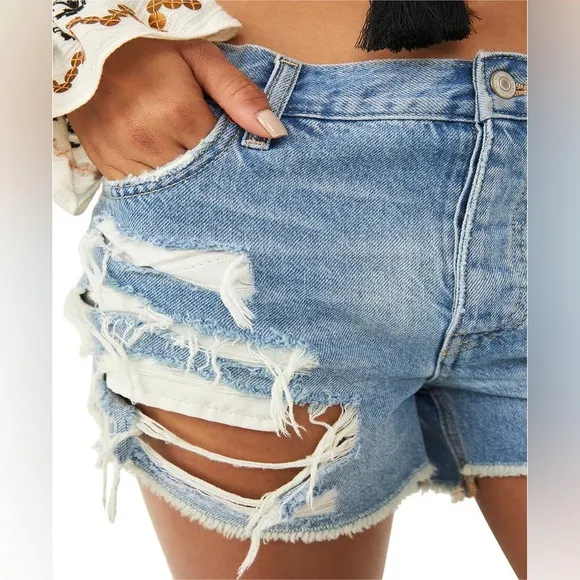 NWT FREE PEOPLE Maggie Distressed Cutoff Jean Shorts Light Stone Size 25