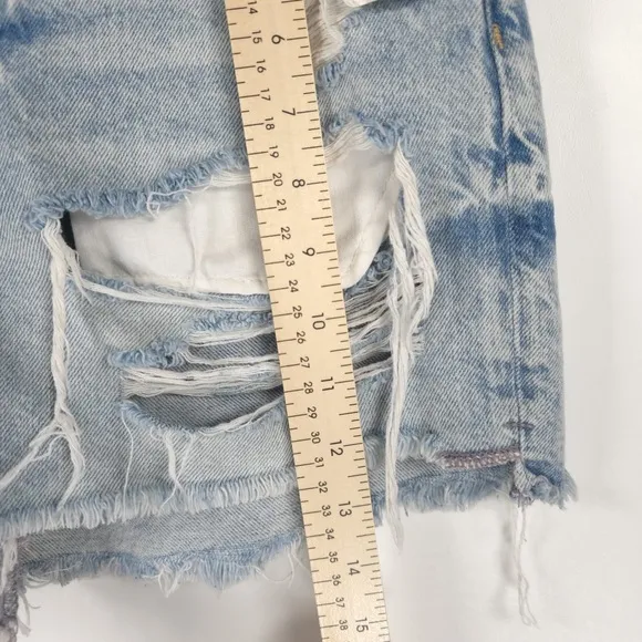 NWT FREE PEOPLE Maggie Distressed Cutoff Jean Shorts Light Stone Size 25