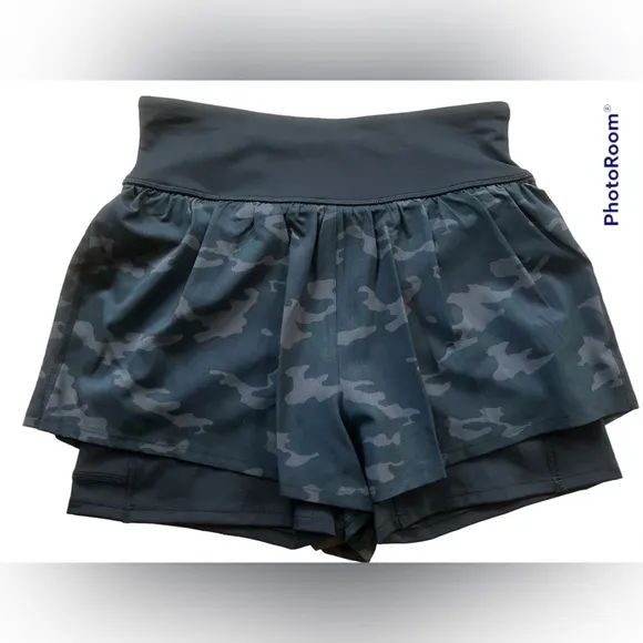 NWT SPANX Get Moving black camo shorts in size small