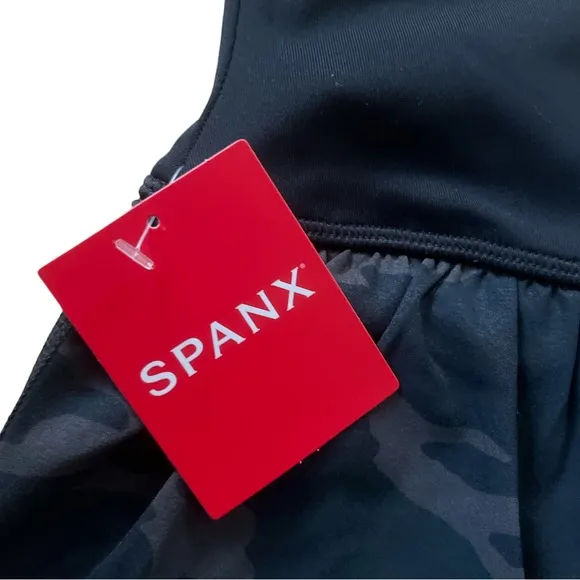 NWT SPANX Get Moving black camo shorts in size small