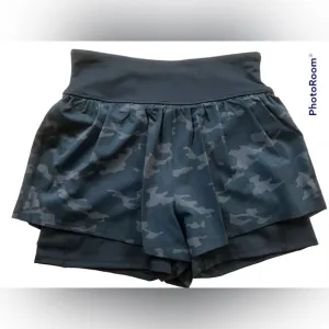 NWT SPANX Get Moving black camo shorts in size small