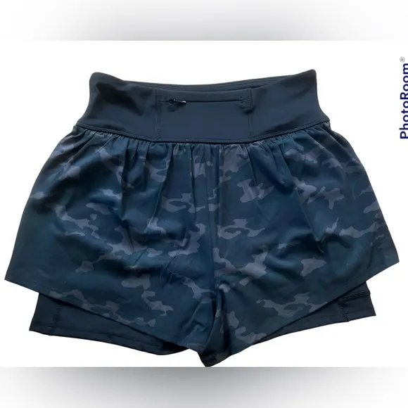 NWT SPANX Get Moving black camo shorts in size small