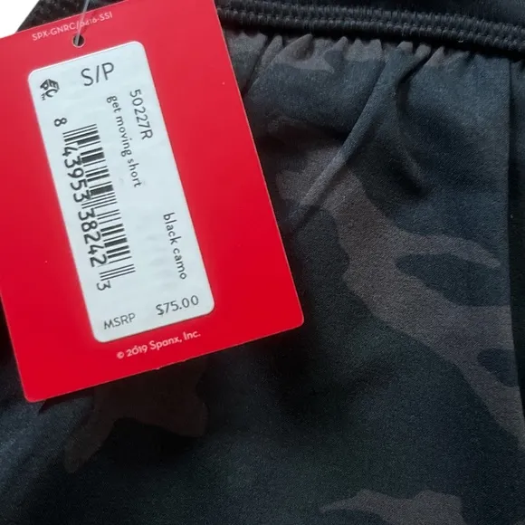 NWT SPANX Get Moving black camo shorts in size small