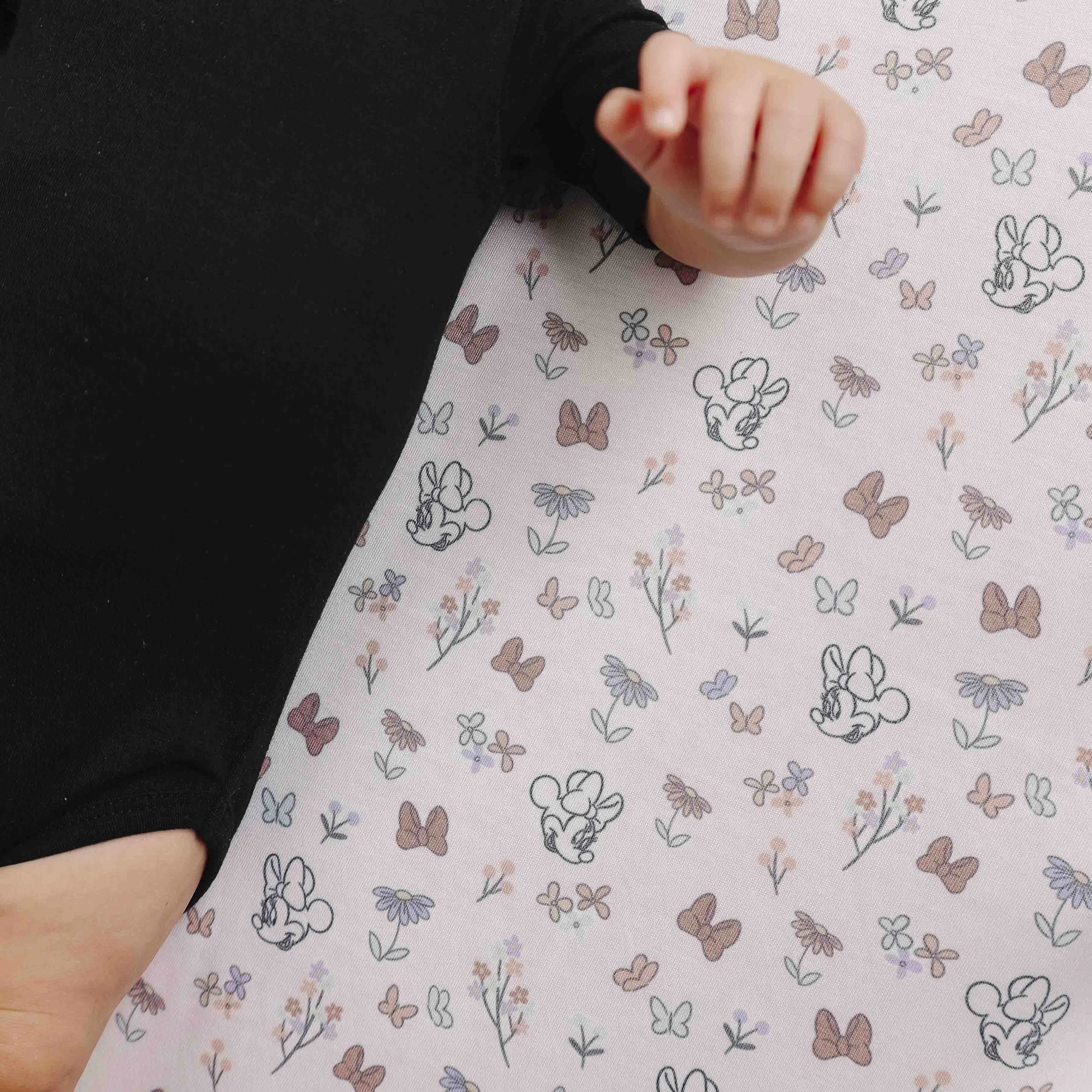 Premium Knit Fitted Crib Sheet - Minnie Mouse's Bowquet