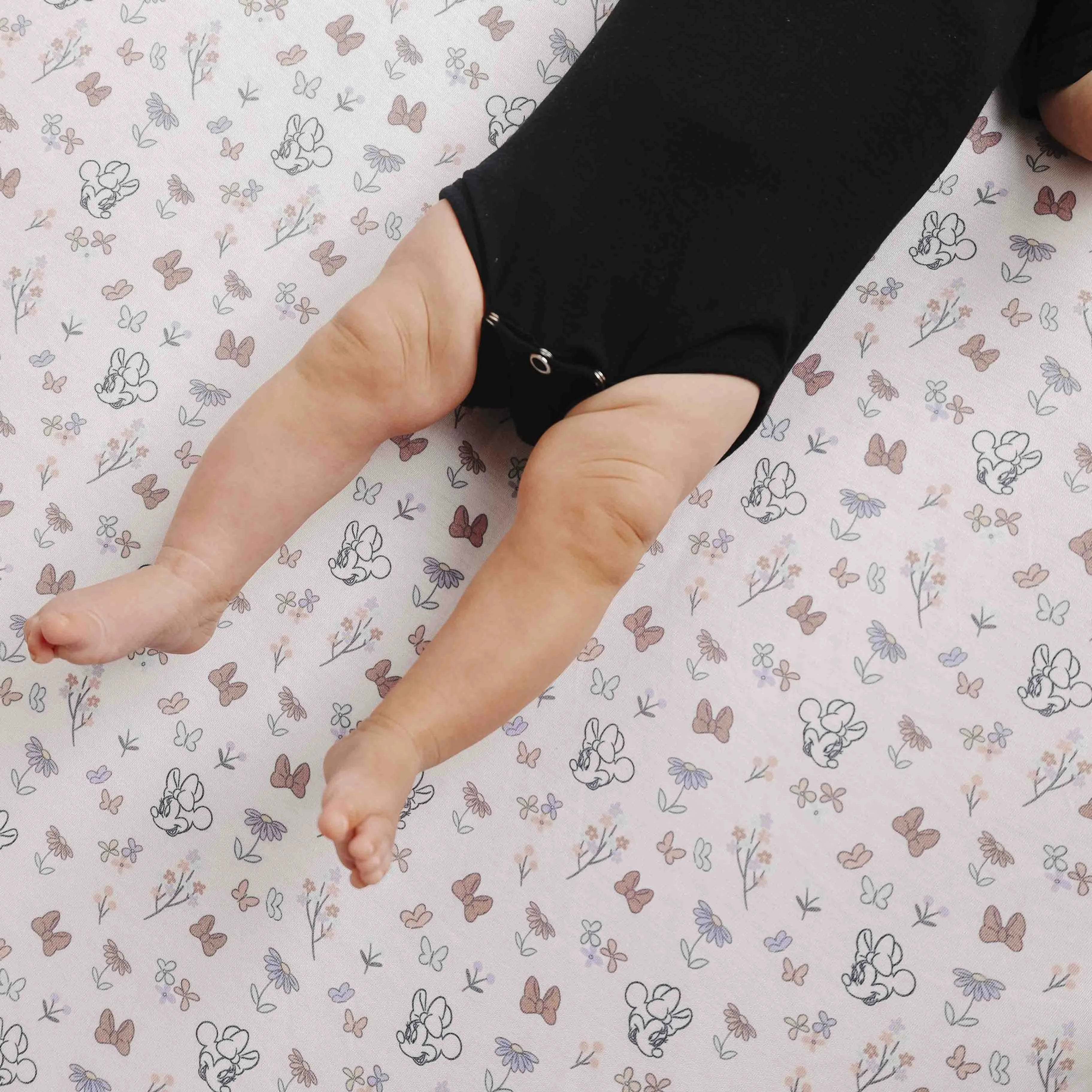 Premium Knit Fitted Crib Sheet - Minnie Mouse's Bowquet