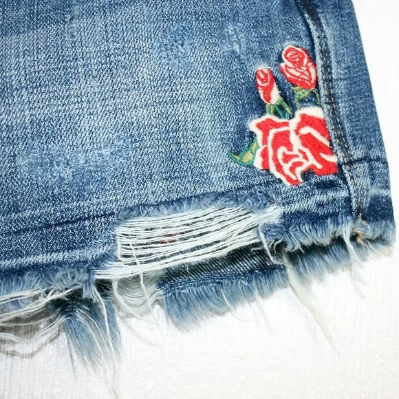⚡PRICE DROP⚡Flower Embroidered Destroyed Short NWT