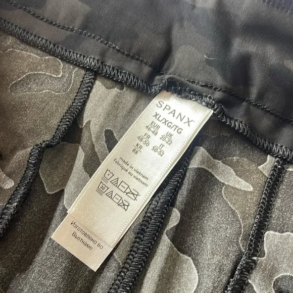 SPANX Sunshine Shorts Black Camo XL 6” inseam