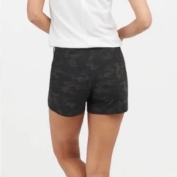 SPANX Sunshine Shorts Black Camo XL 6” inseam
