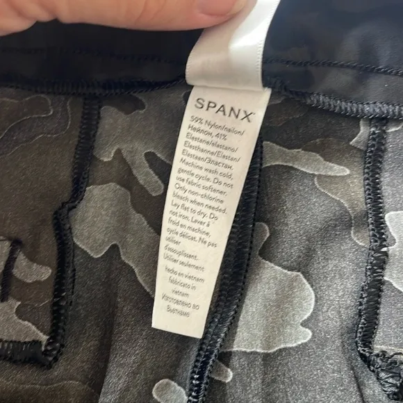 SPANX Sunshine Shorts Black Camo XL 6” inseam
