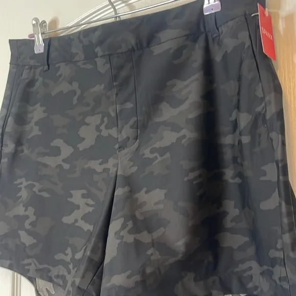 SPANX Sunshine Shorts Black Camo XL 6” inseam